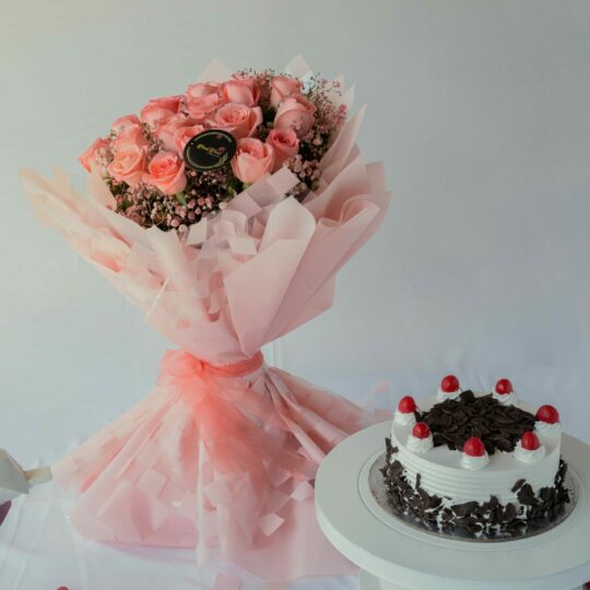 Shop Online 50 Valentine Roses Bouquet And Cake | Free Delviery | FNP Saudi  Arabia