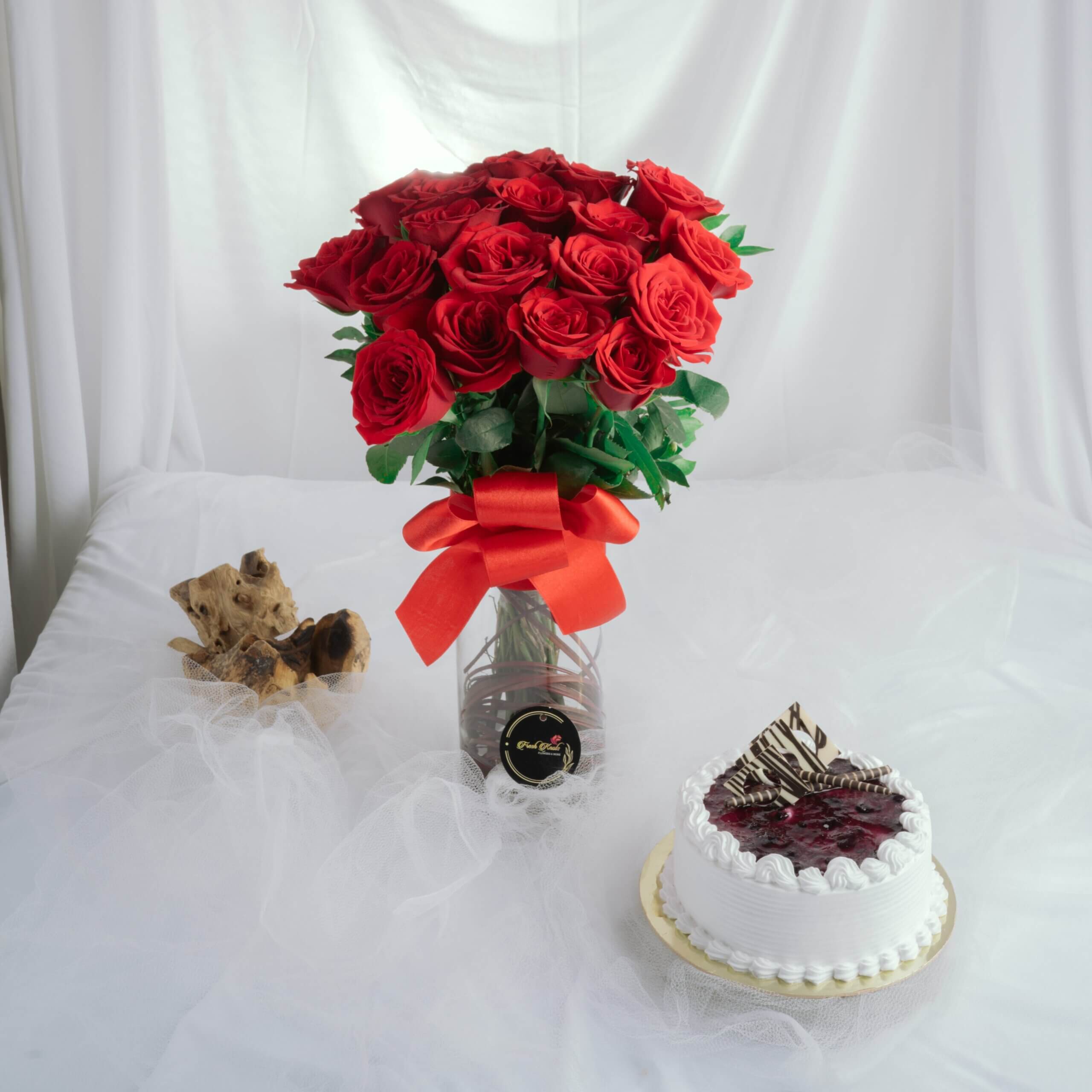 Combo-Roses-In-A-Vase-Cake-1