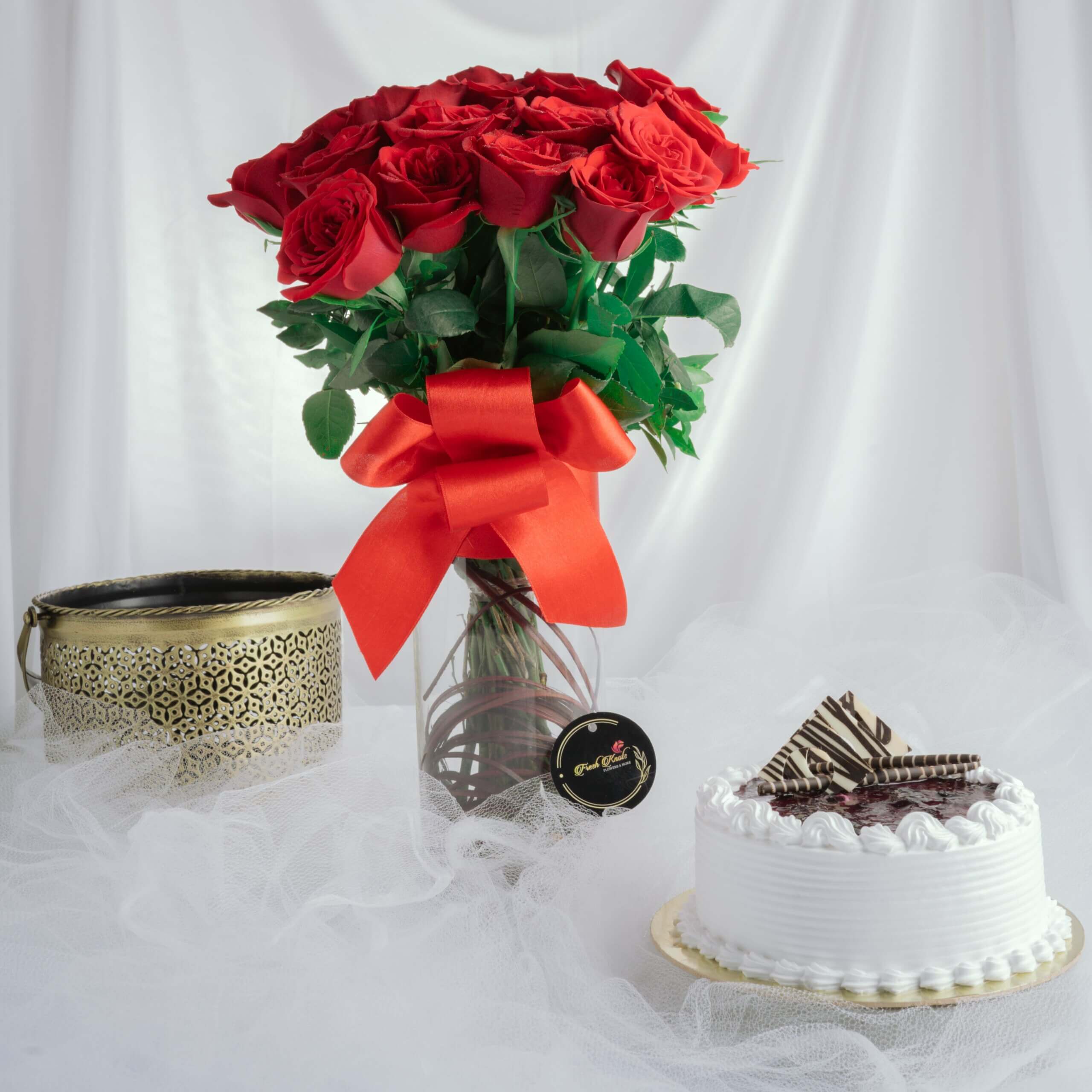 Combo-Roses-In-A-Vase-Cake - gifts with flowers