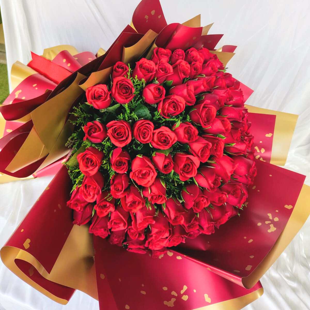 RedRoses100Bunch-1.jpg