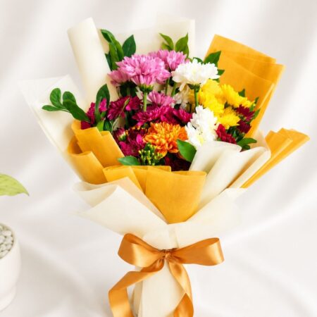Cheerful daisy bouquet with fresh white and yellow blooms wrapped in elegant pastel packaging for flower delivery in Bangalore.
