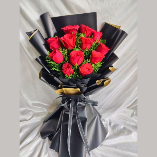 Luxury red rose bouquet with black wrapping – premium florist in Bangalore