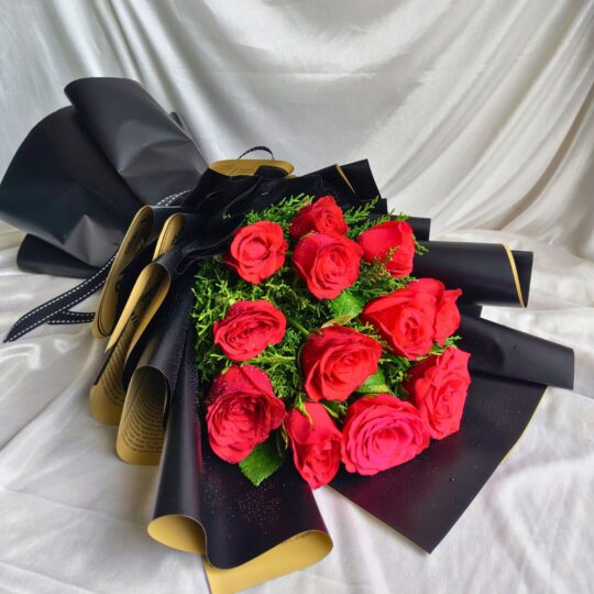 Luxury red rose bouquet with black wrapping – premium florist in Bangalore