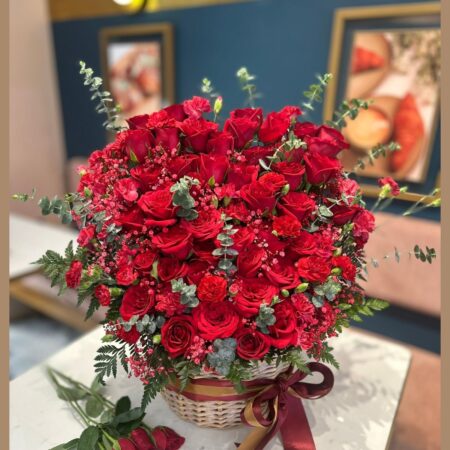 Luxury red rose basket arrangement by FreshKnots, perfect for Valentine’s Day, anniversaries and romantic flower delivery in Bangalore.