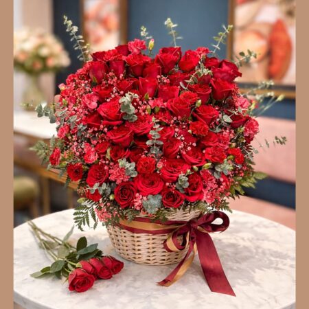 Luxury red rose basket arrangement by FreshKnots, perfect for Valentine’s Day, anniversaries and romantic flower delivery in Bangalore.