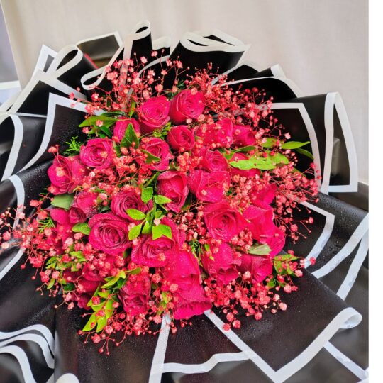 Luxury red rose bouquet for Valentine’s Day with premium black wrapping, fresh flower delivery in Bangalore by FreshKnots