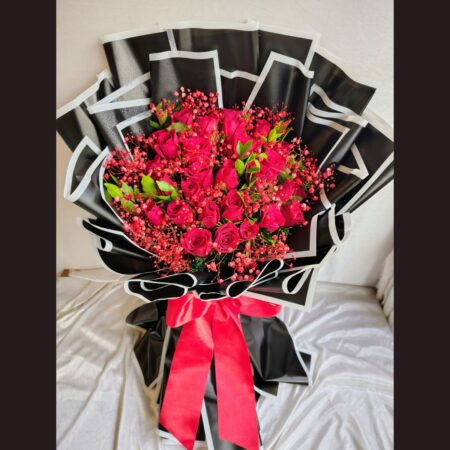Luxury red rose bouquet for Valentine’s Day with premium black wrapping, fresh flower delivery in Bangalore by FreshKnots