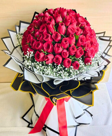 100 roses bouquet delivery in bangalroe