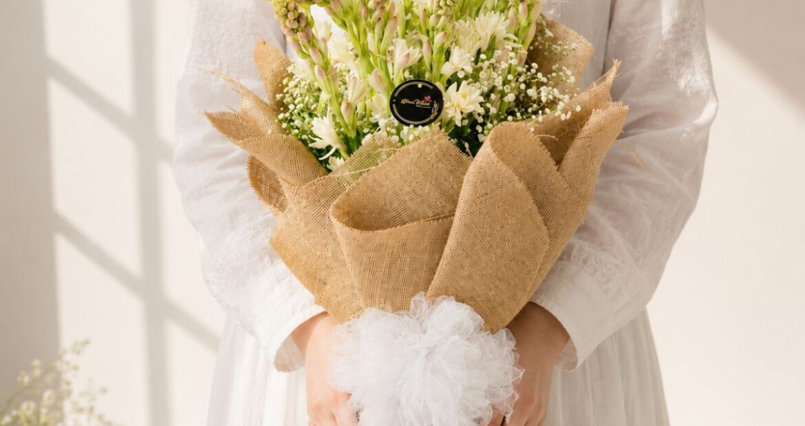 Rajnigandha bouquet Bangalore with white tuberose and daisies for same day flower delivery