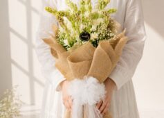 Rajnigandha bouquet Bangalore with white tuberose and daisies for same day flower delivery