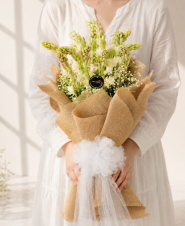 Rajnigandha bouquet Bangalore with white tuberose and daisies for same day flower delivery