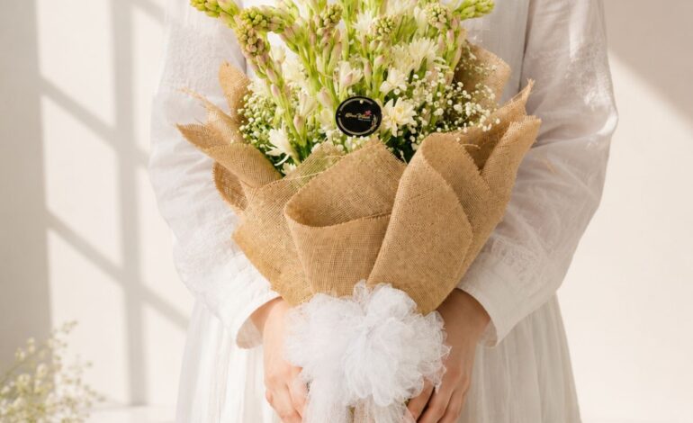 Rajnigandha bouquet Bangalore with white tuberose and daisies for same day flower delivery