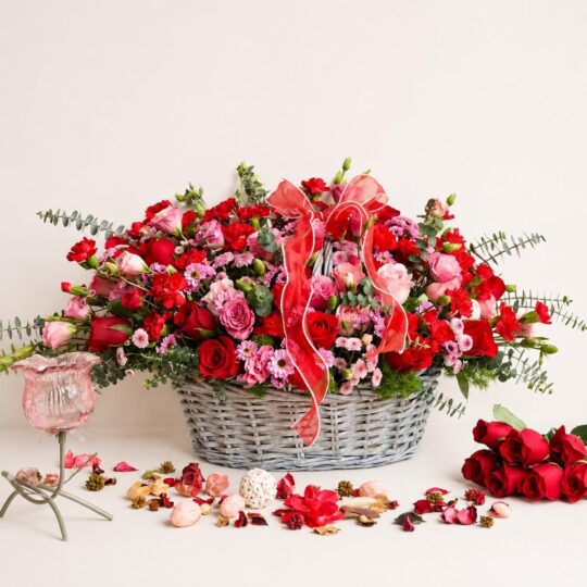 Roses flower basket with red and pink roses for Valentine’s Day delivery in Bangalore