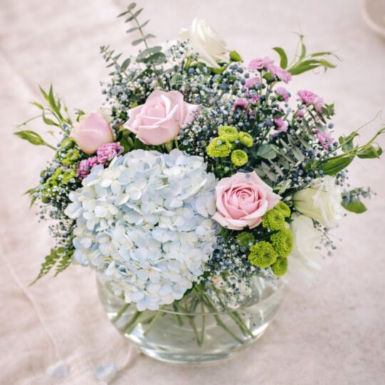 Hydrangea and pink rose vase arrangement for online flower delivery Bangalore