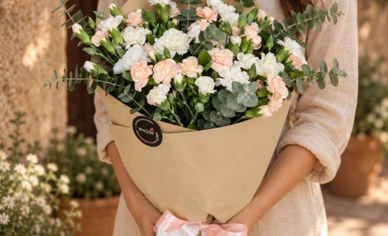 Sintra Pêche spray carnation bouquet in Bangalore with peach and white carnations and eucalyptus in kraft paper